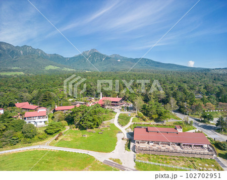 「山梨県」ドローンで清泉寮付近を空撮　北杜市 102702951