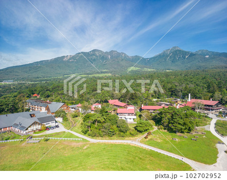 「山梨県」ドローンで清泉寮付近を空撮　北杜市 102702952