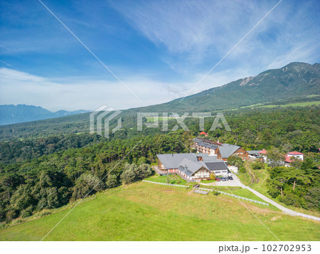 「山梨県」ドローンで清泉寮付近を空撮　北杜市 102702953