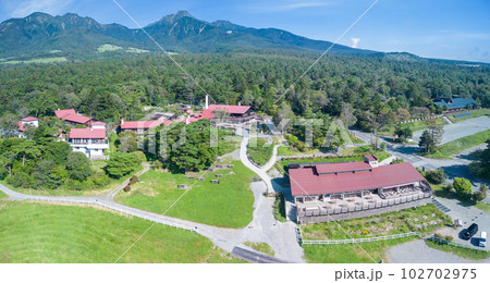 「山梨県」ドローンで清泉寮付近を空撮　北杜市 102702975