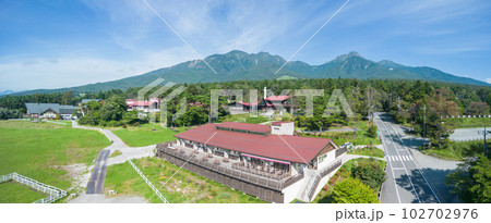 「山梨県」ドローンで清泉寮付近を空撮　北杜市 102702976