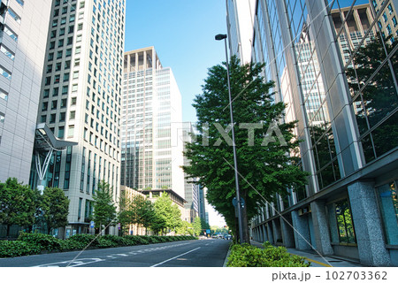 東京経済の中心、東京　大手町オフィスビルの風景 102703362