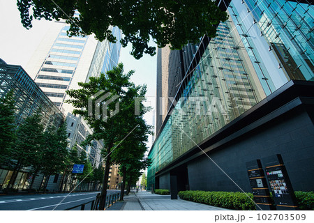 東京経済の中心、東京 大手町オフィスビルの風景 東京経済の中心、東京 大手町オフィスビルの風景 102703509