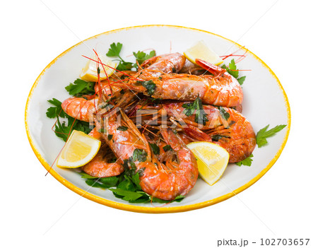 Grilled shrimps with lemon 102703657