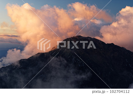 熊沢岳から見る夕焼け雲と三ノ沢岳 102704112