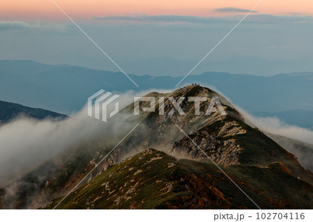 中央アルプス・熊沢岳から見る雲流れる残照の檜尾岳 中央アルプス・熊沢岳から見る雲流れる残照の檜尾岳 102704116
