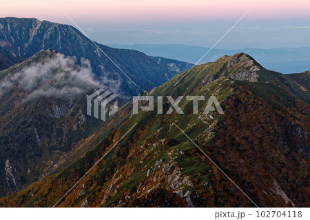 中央アルプス・熊沢岳から見る残照の檜尾岳 102704118