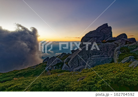 残照の中央アルプス・熊沢岳山頂の風景 残照の中央アルプス・熊沢岳山頂の風景 102704592