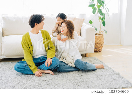 リビングでくつろぐ家族 102704609