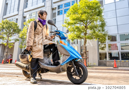 バイク通勤をするビジネスマン　横浜 102704805