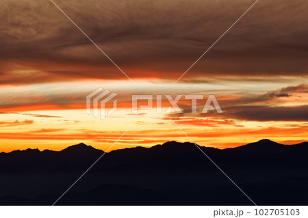 中央アルプス主稜線・熊沢岳から見る朝焼け雲と南アルプス・甲斐駒ヶ岳と仙丈ヶ岳 中央アルプス主稜線・熊沢岳から見る朝焼け雲と南アルプス・甲斐駒ヶ岳と仙丈ヶ岳 102705103