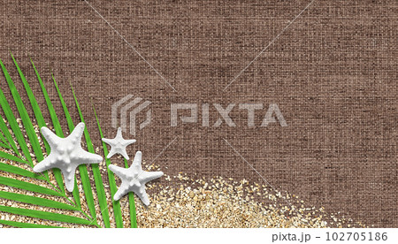 白いヒトデと砂珊瑚と椰子の葉、ナチュラルな麦藁のビーチ素材 102705186