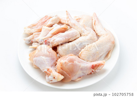 鶏手羽肉各種盛り合わせ。(白バック) 鶏手羽肉各種盛り合わせ。(白バック) 102705758