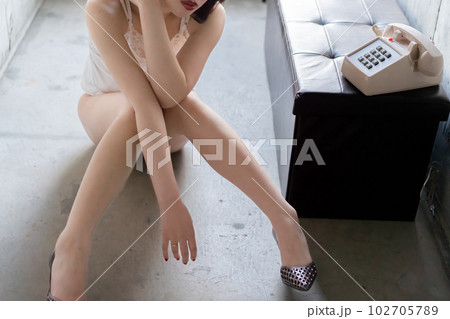 人妻　電話　個人撮影 官能的な女性 電話 下着姿の写真素材 [102705789] - PIXTA