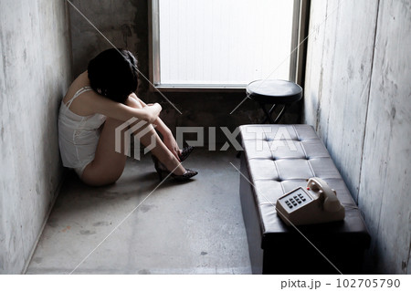 官能的な女性　電話　下着姿 102705790
