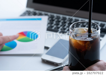 オフィスでアイスコーヒー 102707022