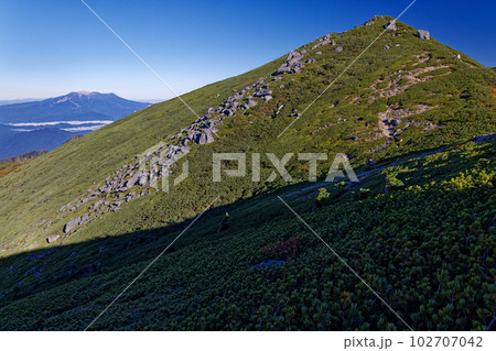 朝の中央アルプス縦走路から見る熊沢岳と御嶽 朝の中央アルプス縦走路から見る熊沢岳と御嶽 102707042