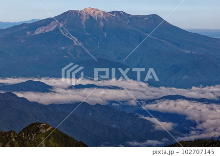 中央アルプス・熊沢岳から見る朝の御嶽 中央アルプス・熊沢岳から見る朝の御嶽 102707145