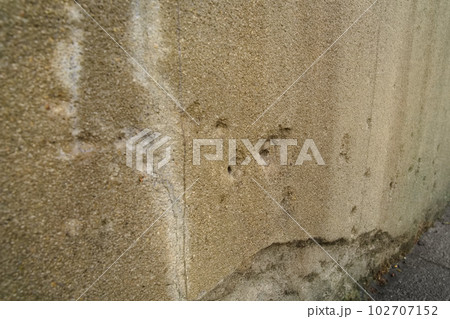 戦時中にアメリカ軍の戦闘機から機銃掃射を受けた学校の壁 02 戦時中にアメリカ軍の戦闘機から機銃掃射を受けた学校の壁 02 102707152