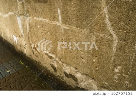 戦時中にアメリカ軍の戦闘機から機銃掃射を受けた学校の壁　03 102707153