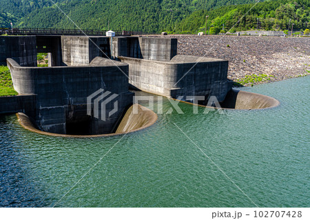 サークルダムから放水される青土ダム サークルダムから放水される青土ダム 102707428