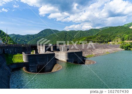 サークルダムから放水される青土ダム サークルダムから放水される青土ダム 102707430