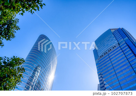 東京都港区港の都市風景　高層ビル群 102707873