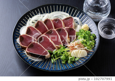 鰹のタタキと日本酒 鰹のタタキと日本酒 102707991