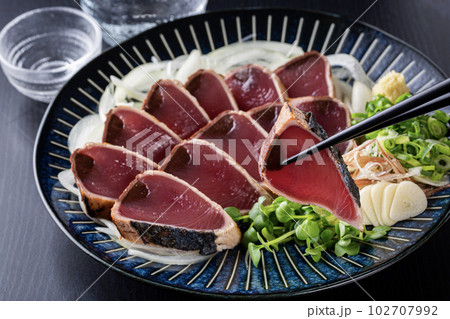 鰹のタタキを食べる 鰹のタタキを食べる 102707992