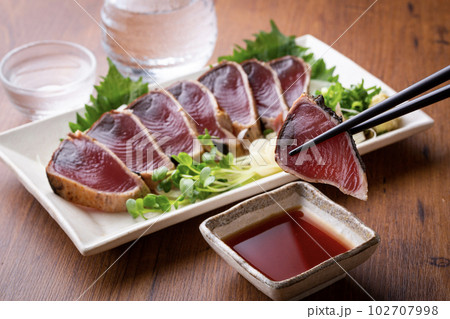 鰹のタタキを食べる 102707998