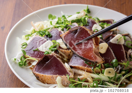 鰹のタタキを食べる 102708018