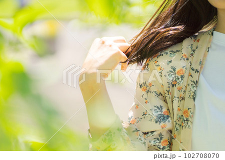 アジア人女性の黒髪のパーツカット 102708070