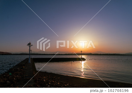 揖斐揖斐長良川河口の夕景 102708196