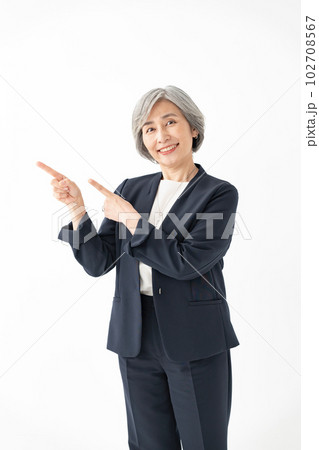 ビジネス シニア 女性 グレイヘア スーツ 指差し ビジネス シニア 女性 グレイヘア スーツ 指差し 102708567