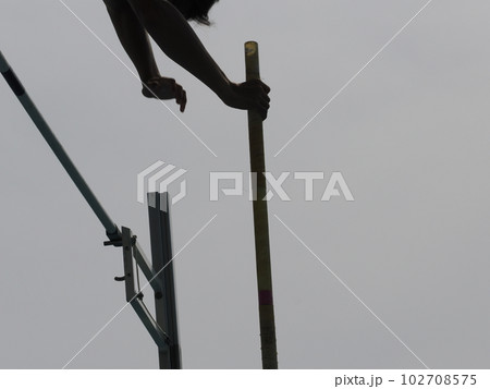 棒高跳びでバーをクリヤーするジャンパー 102708575