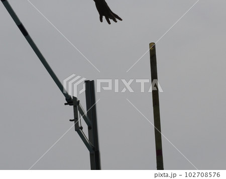 棒高跳びでバーをクリヤーするジャンパー 102708576