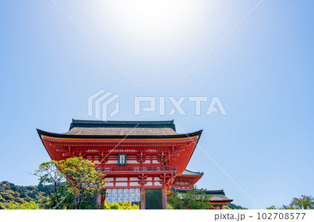 京都市　新緑の清水寺の入り口の仁王門 102708577
