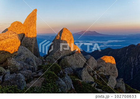 中央アルプス・熊沢岳から見る朝焼けの御嶽 中央アルプス・熊沢岳から見る朝焼けの御嶽 102708633