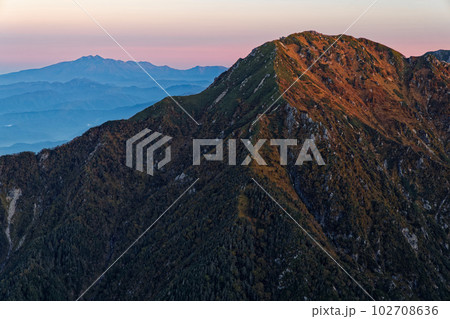 中央アルプス・熊沢岳から見る朝焼けの三ノ沢岳と乗鞍岳 中央アルプス・熊沢岳から見る朝焼けの三ノ沢岳と乗鞍岳 102708636