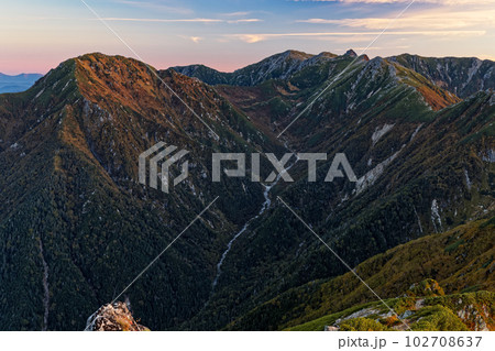 熊沢岳か見る夜明けの中央アルプス・宝剣岳・木曽駒ヶ岳と三ノ沢岳 熊沢岳か見る夜明けの中央アルプス・宝剣岳・木曽駒ヶ岳と三ノ沢岳 102708637