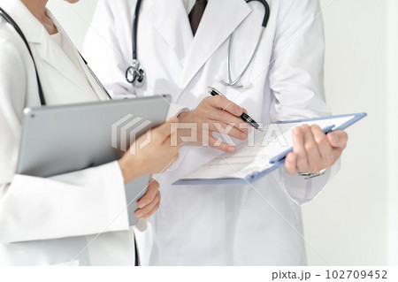医療イメージ　手元 102709452