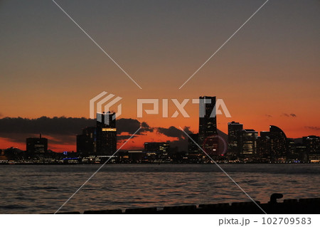 横浜港とみなとみらいの日没の風景　夕景 102709583