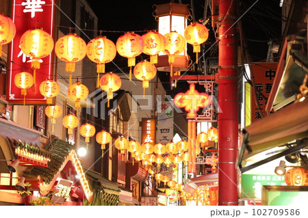 横浜中華街の春節に飾り付けた提灯の夜景 102709586