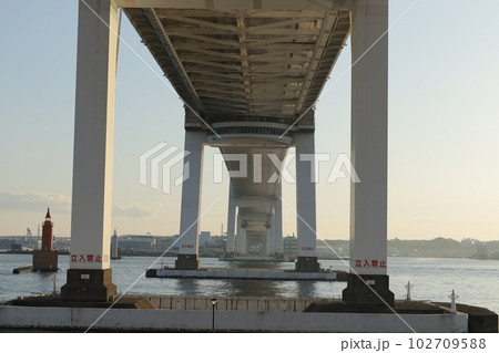 横浜ベイブリッジ下の架橋の風景 102709588