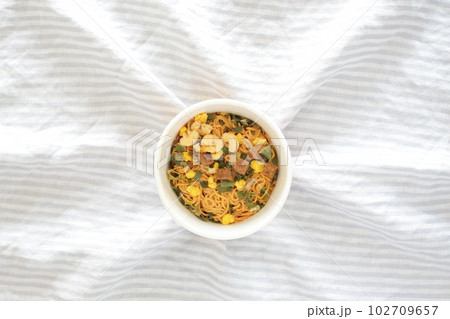 お湯を入れる前のカップラーメン お湯を入れる前のカップラーメン 102709657