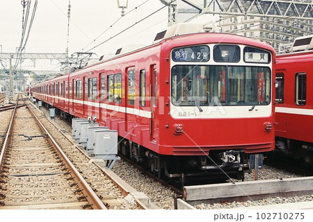 車両基地に停車する京浜急行電鉄800形 102710275