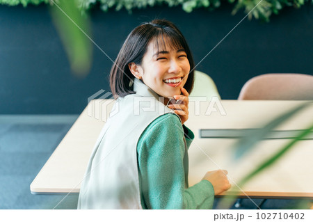 オフィス　女性 102710402