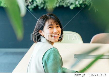 オフィス 女性 オフィス 女性 102710403