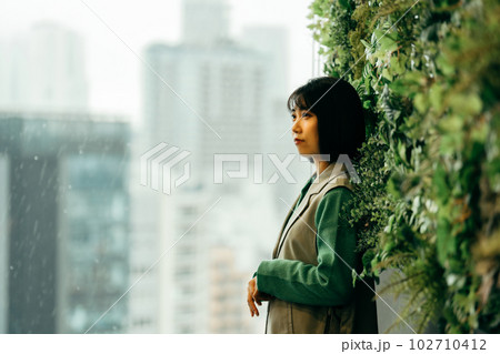 オフィス　女性 102710412