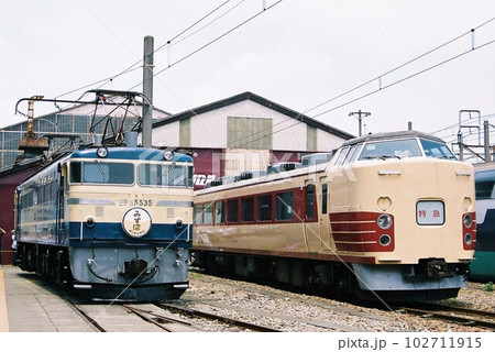 車両基地で並ぶEF65形電気機関車と183系電車 102711915